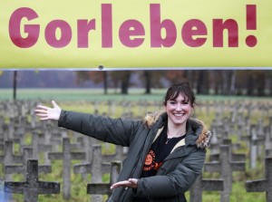 Roche, strahlend grinsend vor Friedhofskreuzen